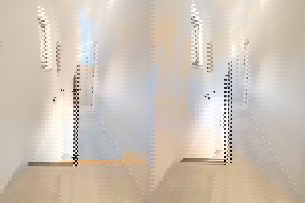 Casa moderna con piscina e vista mare