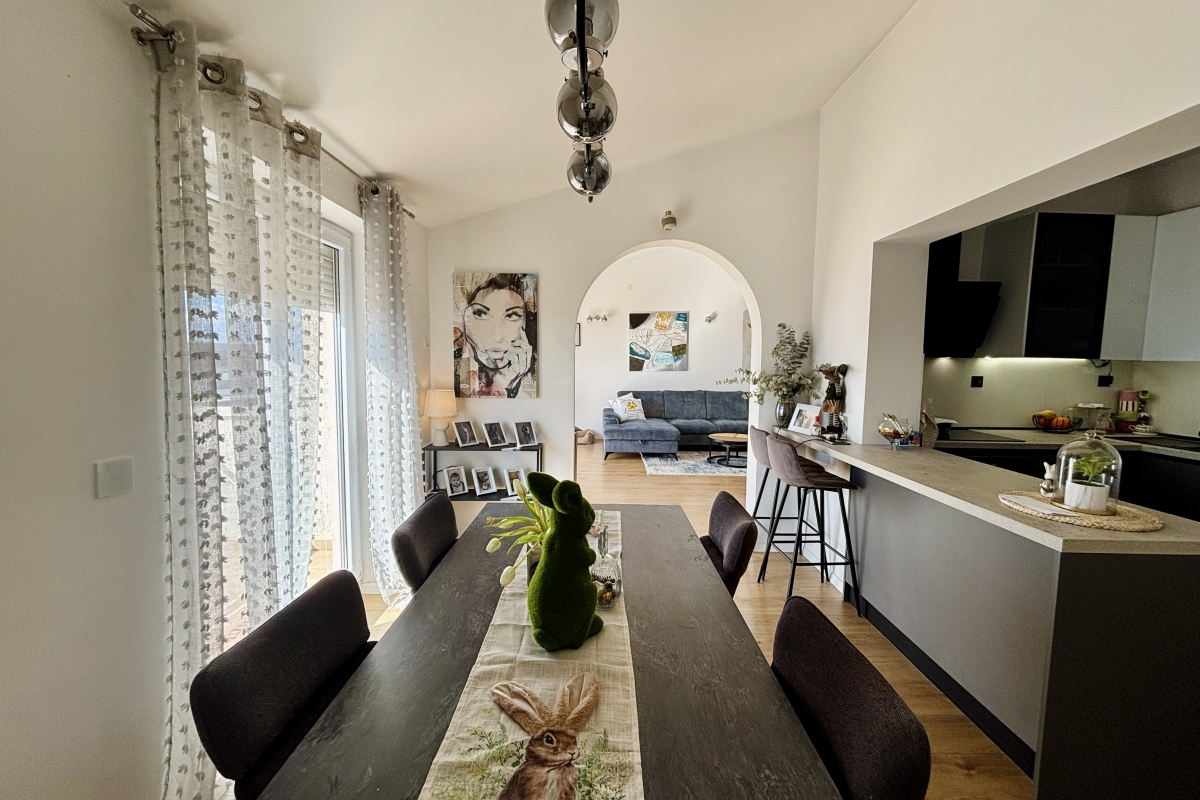 Ampio appartamento trilocale in posizione privilegiata con vista mare