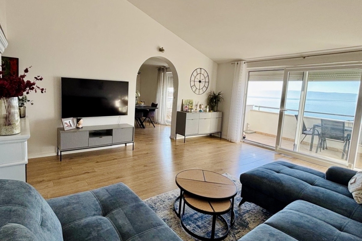 Ampio appartamento trilocale in posizione privilegiata con vista mare