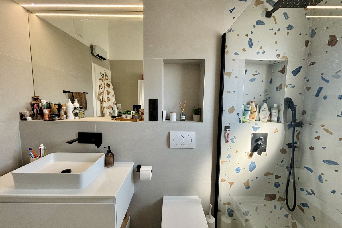 Ampio appartamento trilocale in posizione privilegiata con vista mare