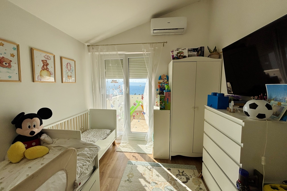 Ampio appartamento trilocale in posizione privilegiata con vista mare