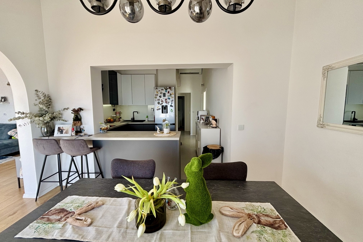 Ampio appartamento trilocale in posizione privilegiata con vista mare