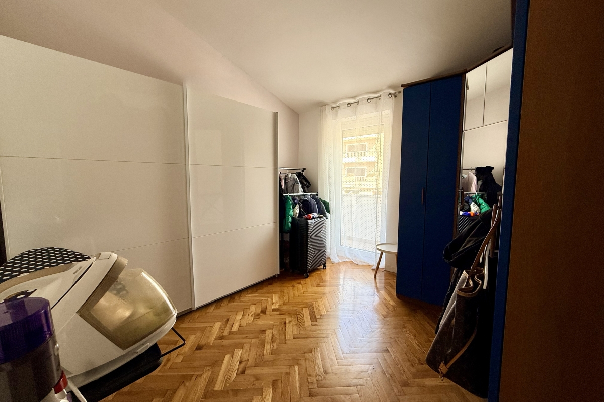 Ampio appartamento trilocale in posizione privilegiata con vista mare