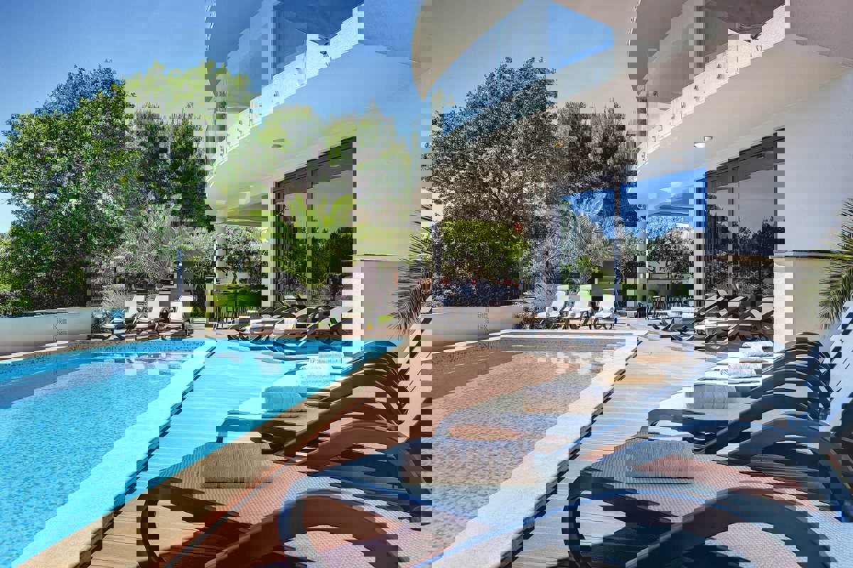 Villa con piscina e vista mare