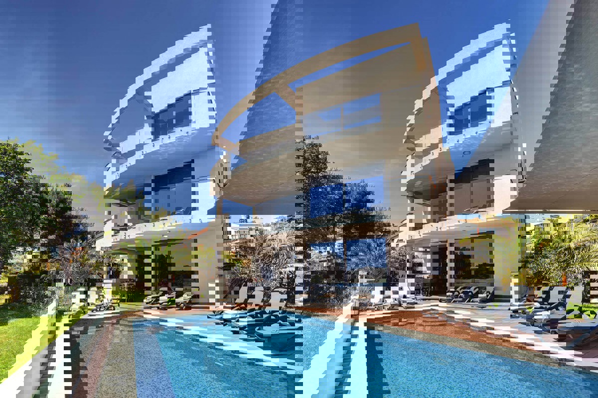 Villa con piscina e vista mare