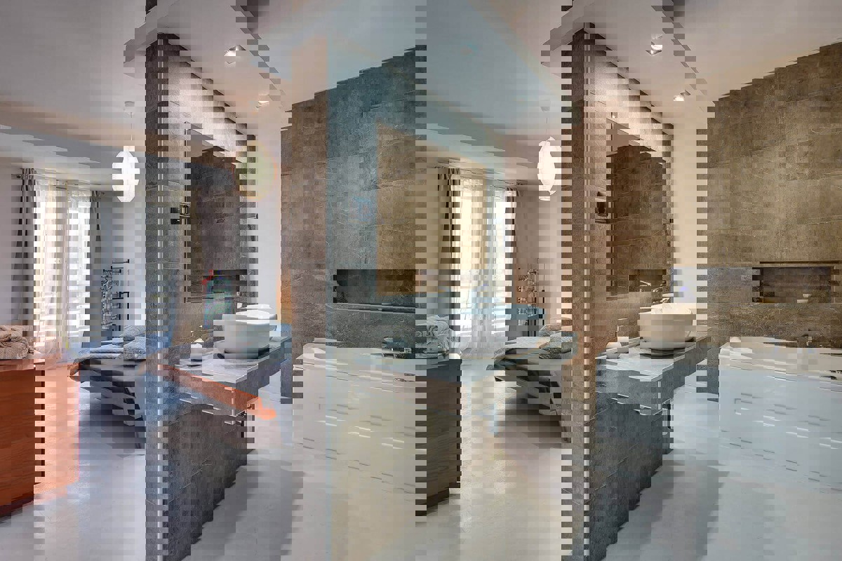 Villa con piscina e vista mare