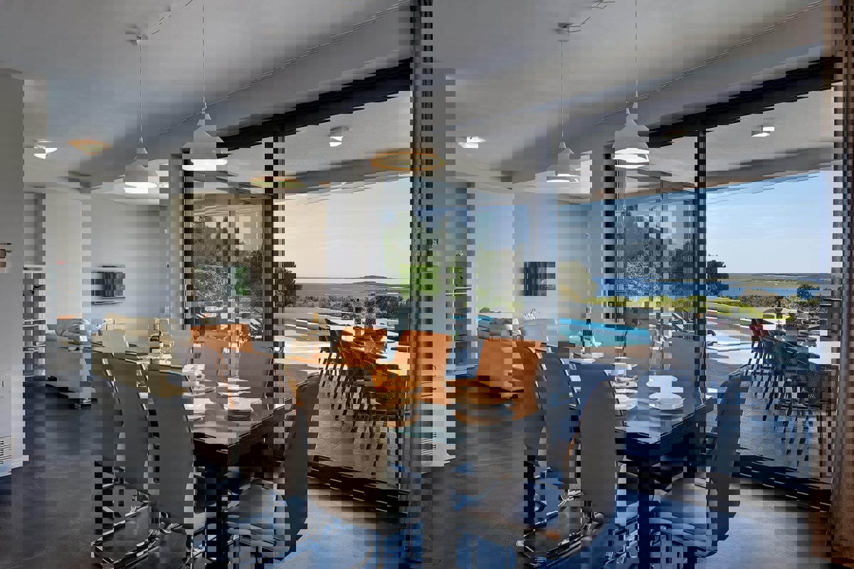 Villa con piscina e vista mare