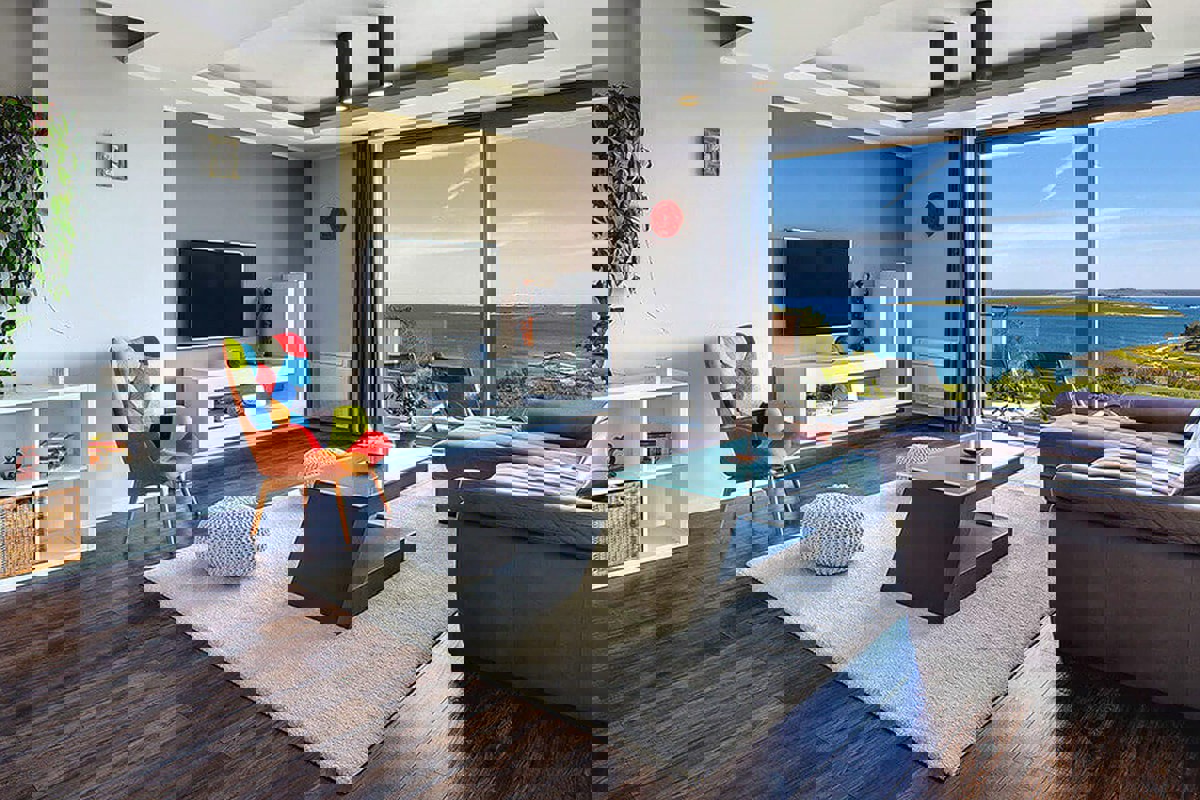 Villa con piscina e vista mare