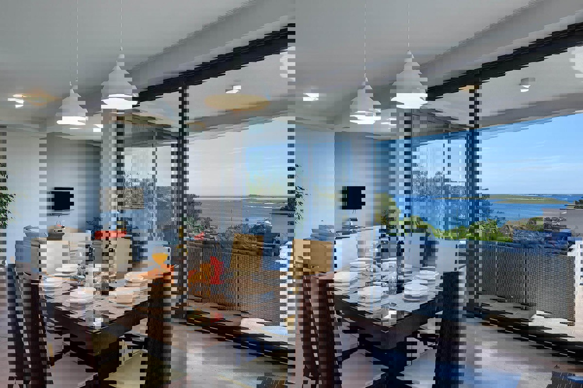 Villa con piscina e vista mare