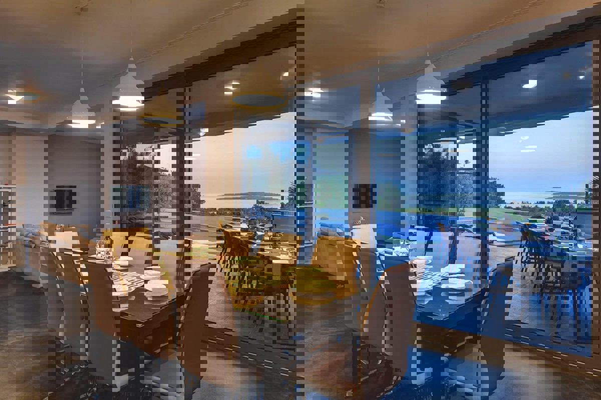 Villa con piscina e vista mare