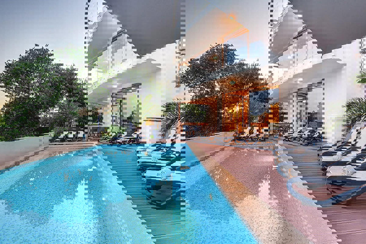 Villa con piscina e vista mare