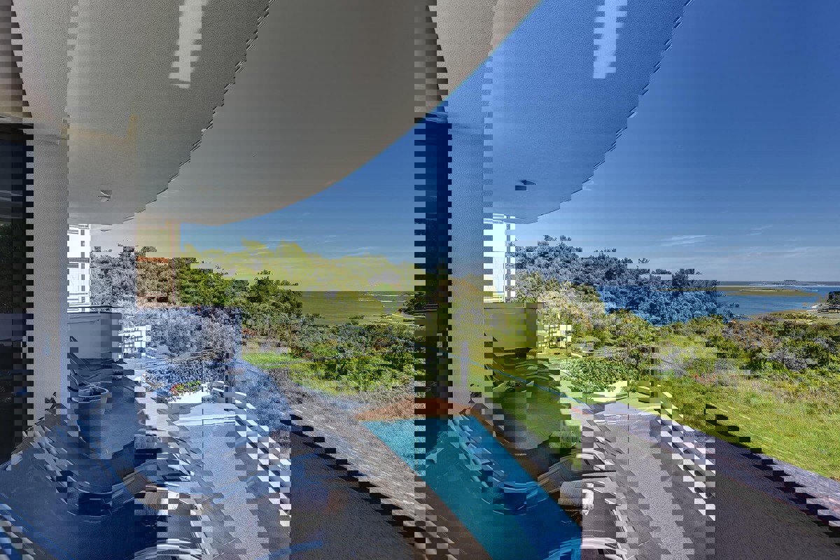 Villa con piscina e vista mare