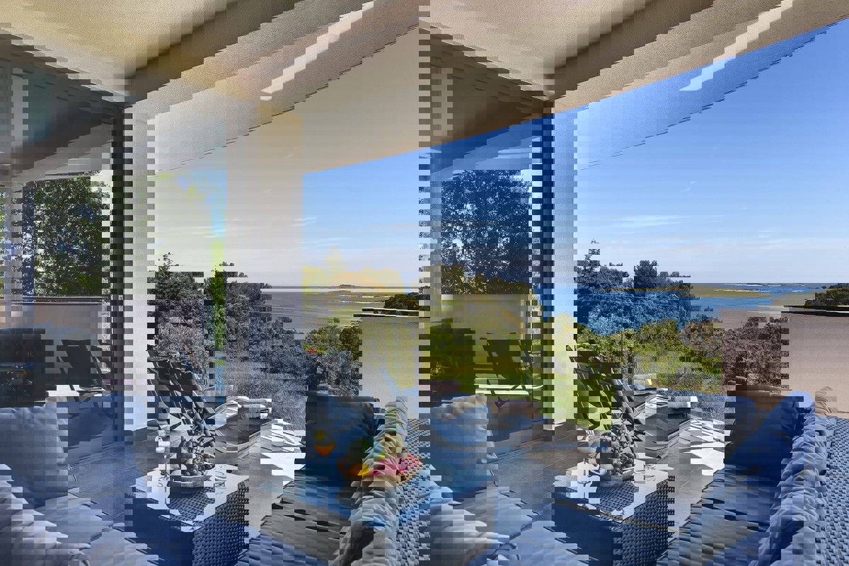 Villa con piscina e vista mare