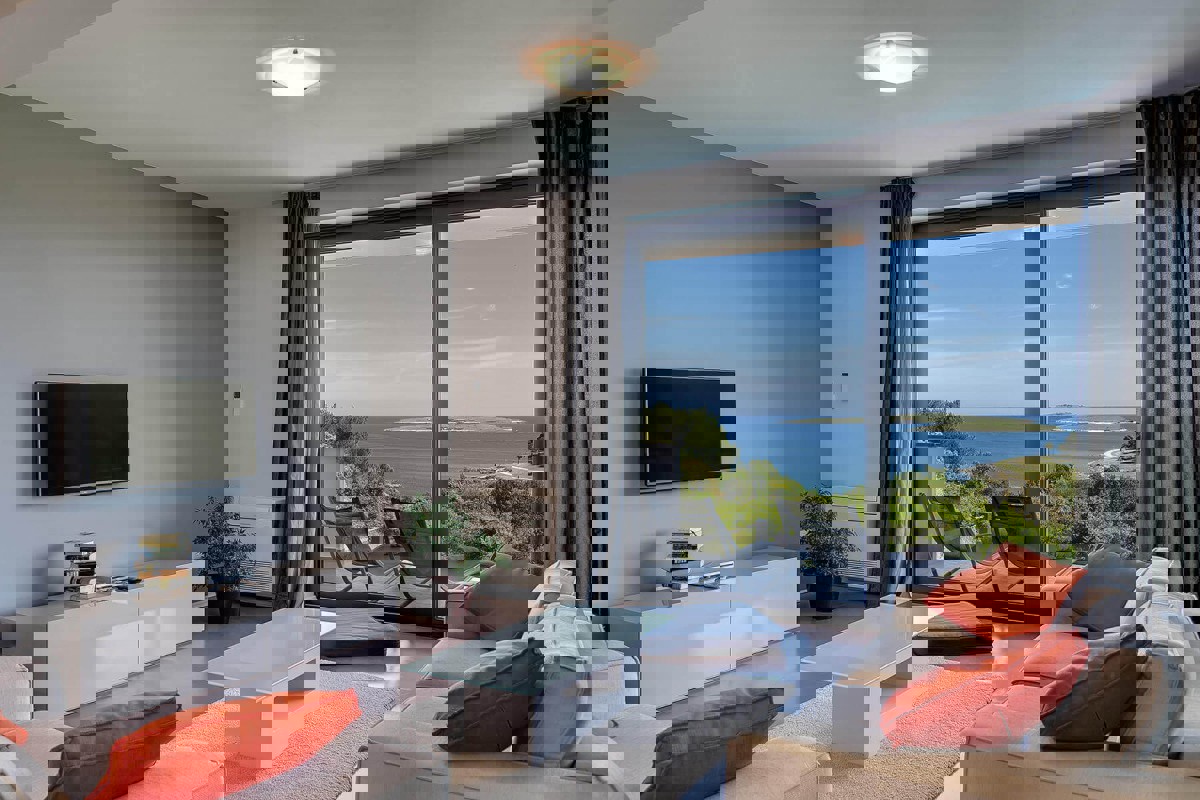 Villa con piscina e vista mare