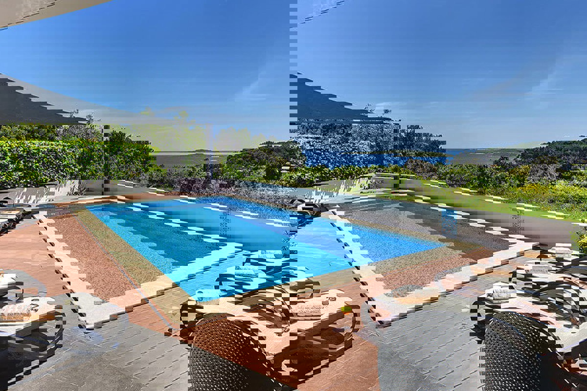 Villa con piscina e vista mare