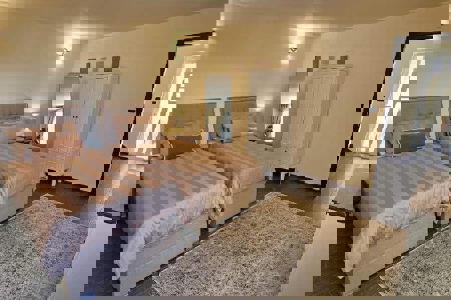 Casa tradizionale in pietra con piscina e vista mare