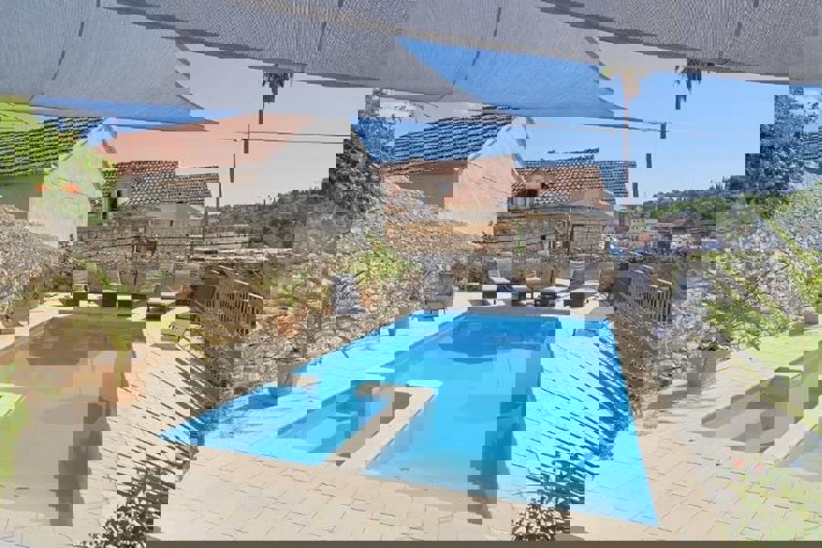 Casa tradizionale in pietra con piscina e vista mare