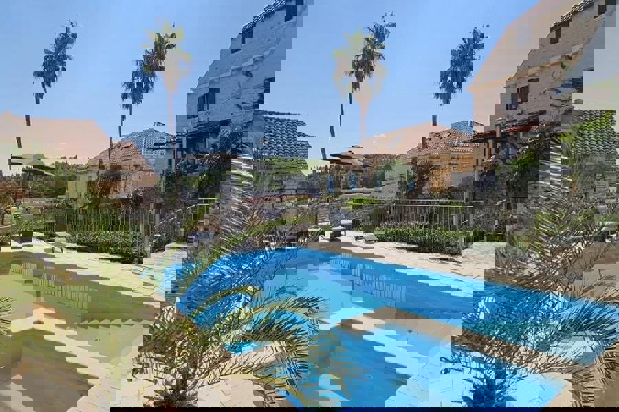 Casa tradizionale in pietra con piscina e vista mare