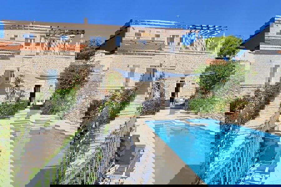 Casa tradizionale in pietra con piscina e vista mare