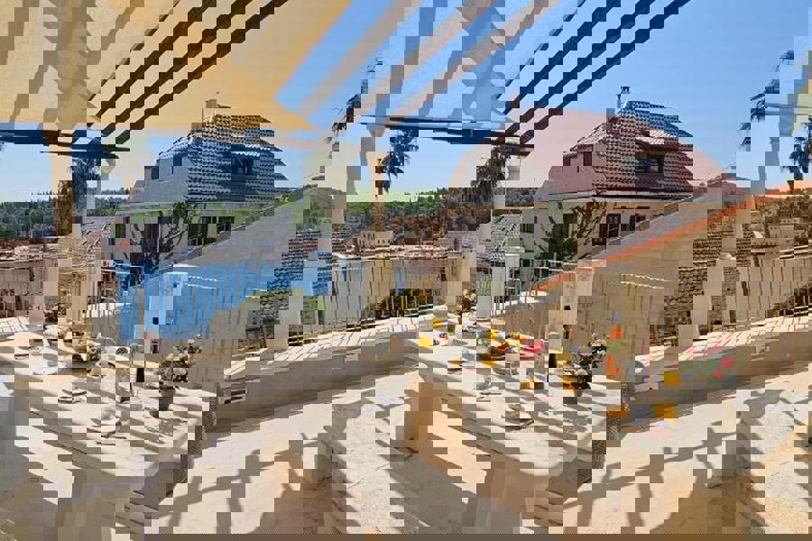 Casa tradizionale in pietra con piscina e vista mare