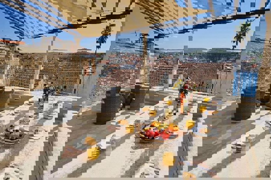 Casa tradizionale in pietra con piscina e vista mare