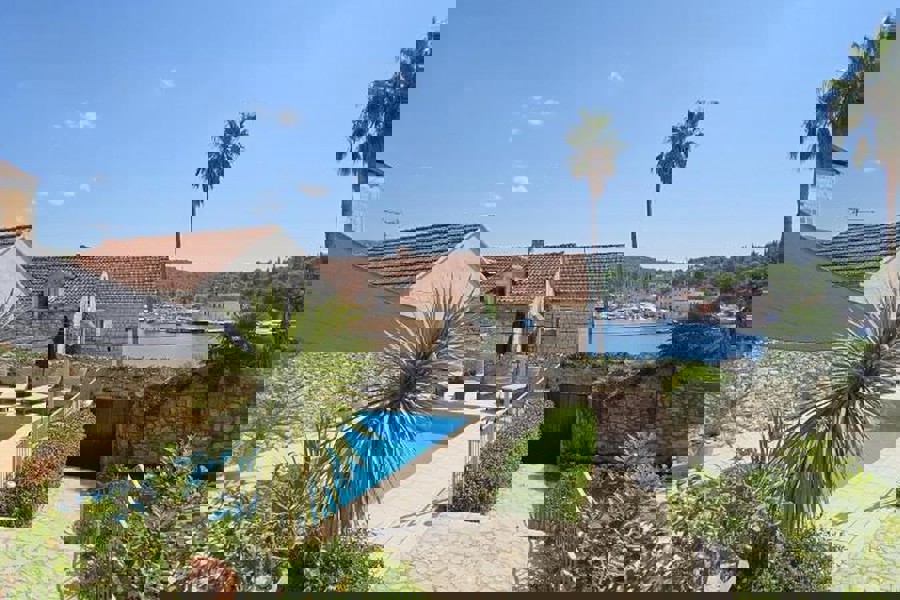 Casa tradizionale in pietra con piscina e vista mare