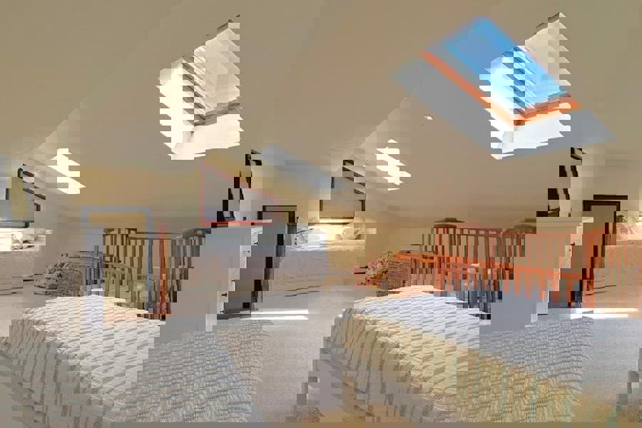 Casa tradizionale in pietra con piscina e vista mare