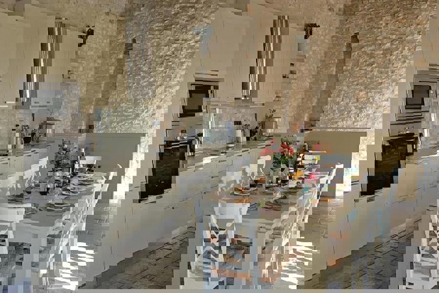 Casa tradizionale in pietra con piscina e vista mare