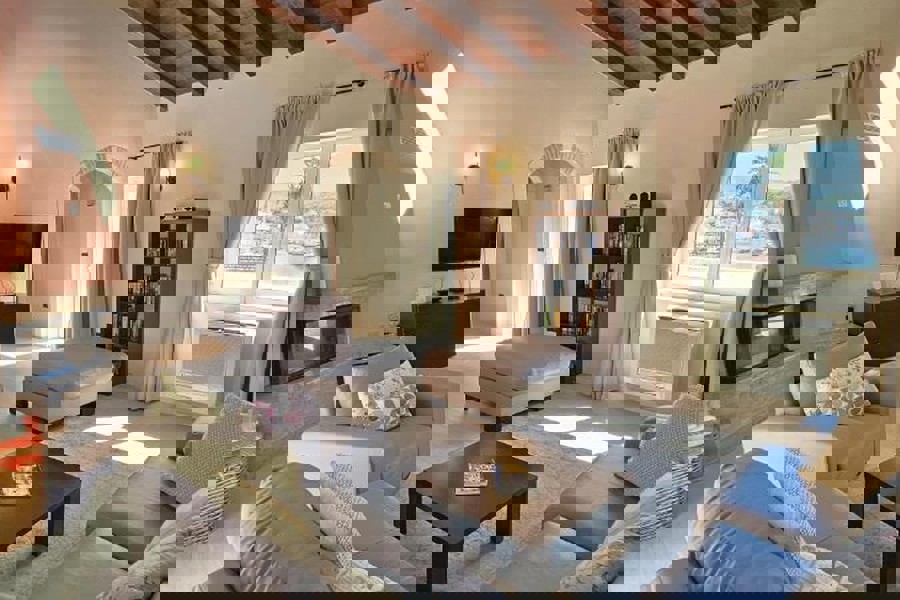 Casa tradizionale in pietra con piscina e vista mare