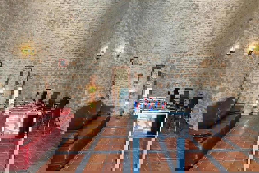 Casa tradizionale in pietra con piscina e vista mare