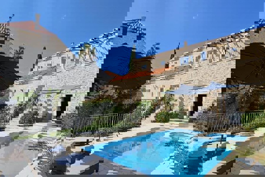 Casa tradizionale in pietra con piscina e vista mare