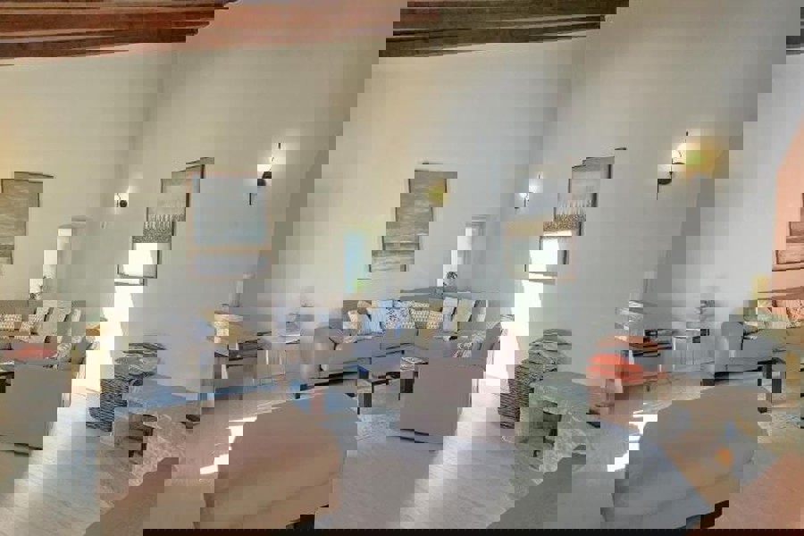 Casa tradizionale in pietra con piscina e vista mare