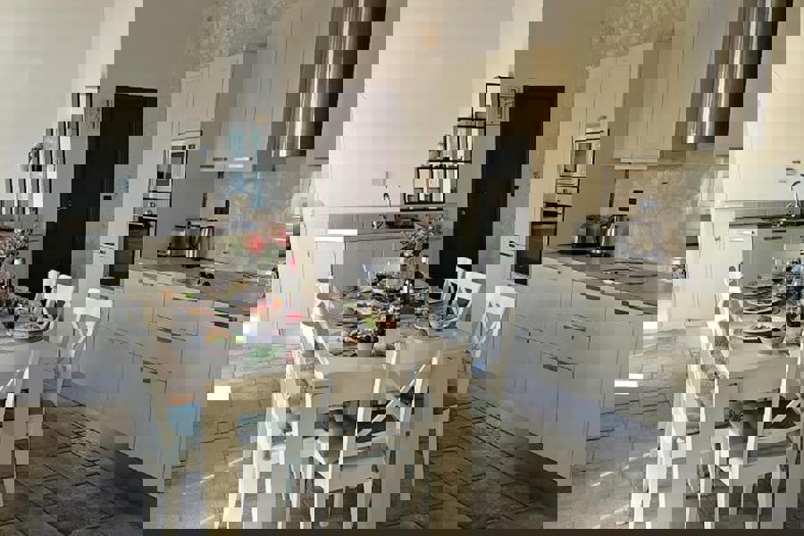 Casa tradizionale in pietra con piscina e vista mare