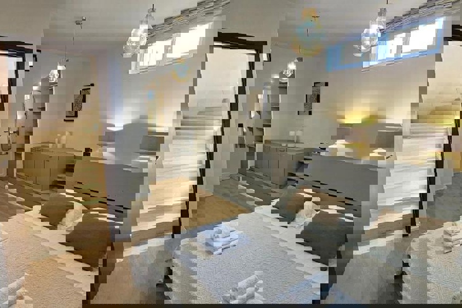 Casa tradizionale in pietra con piscina e vista mare