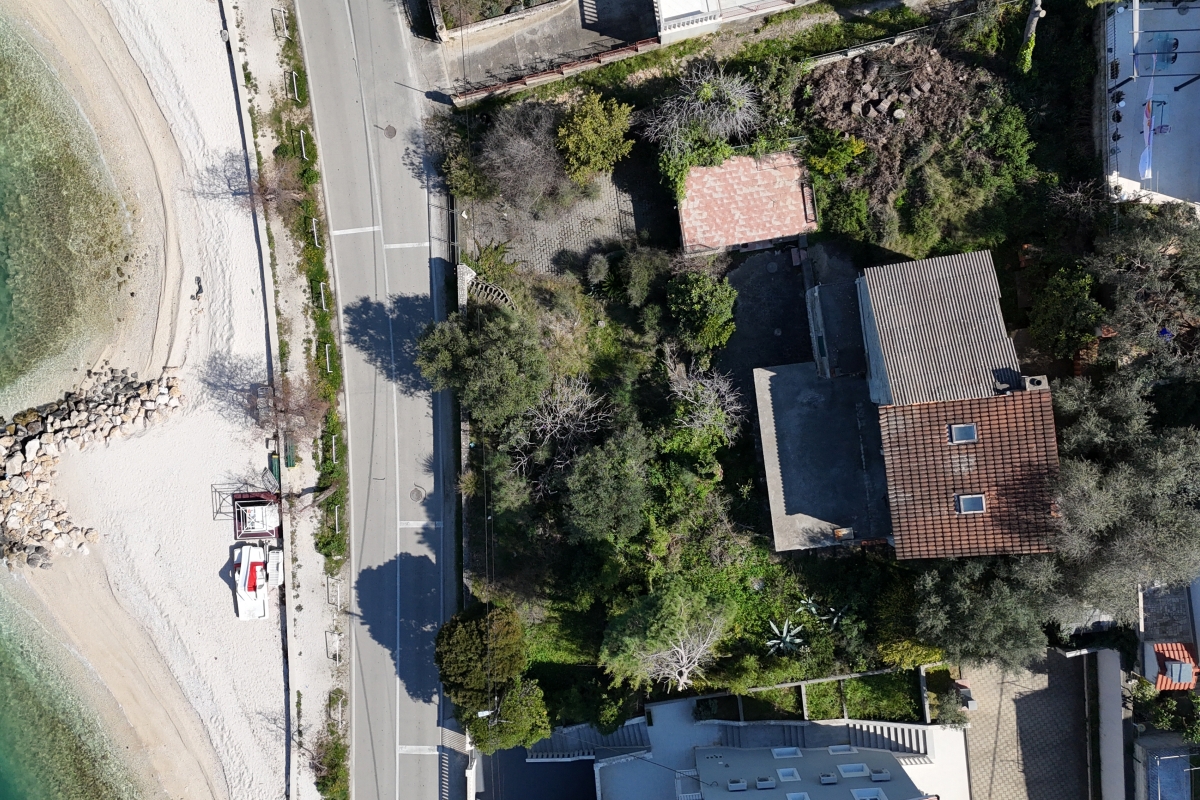 Terreno con due edifici, in prima fila sul mare