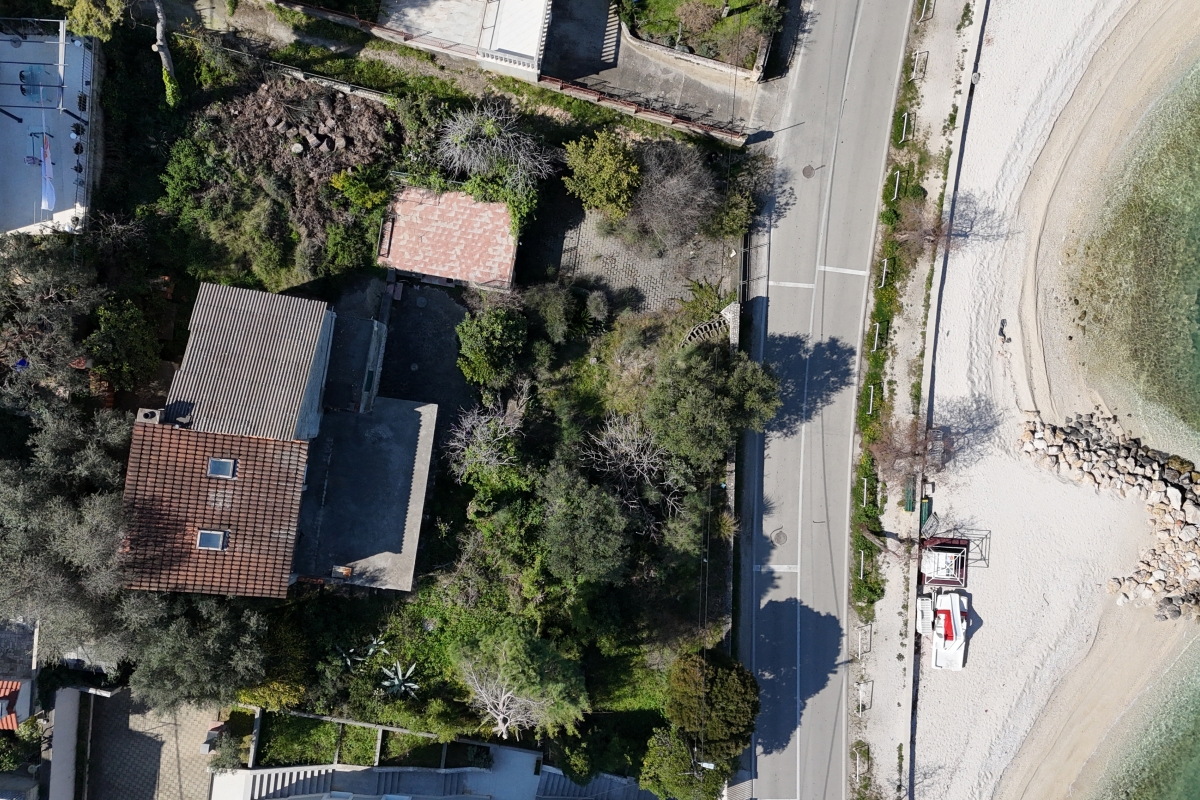 Terreno con due edifici, in prima fila sul mare