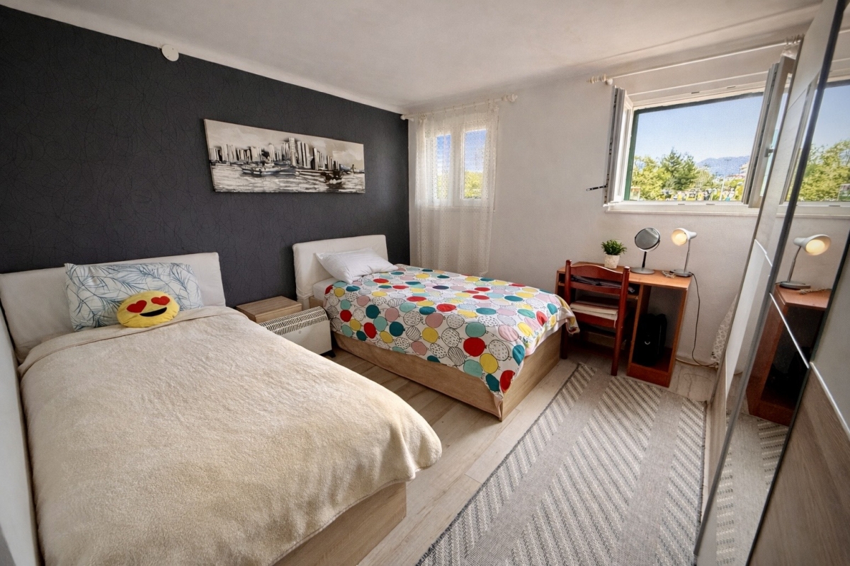 Luminoso appartamento con tre camere da letto e grande potenziale