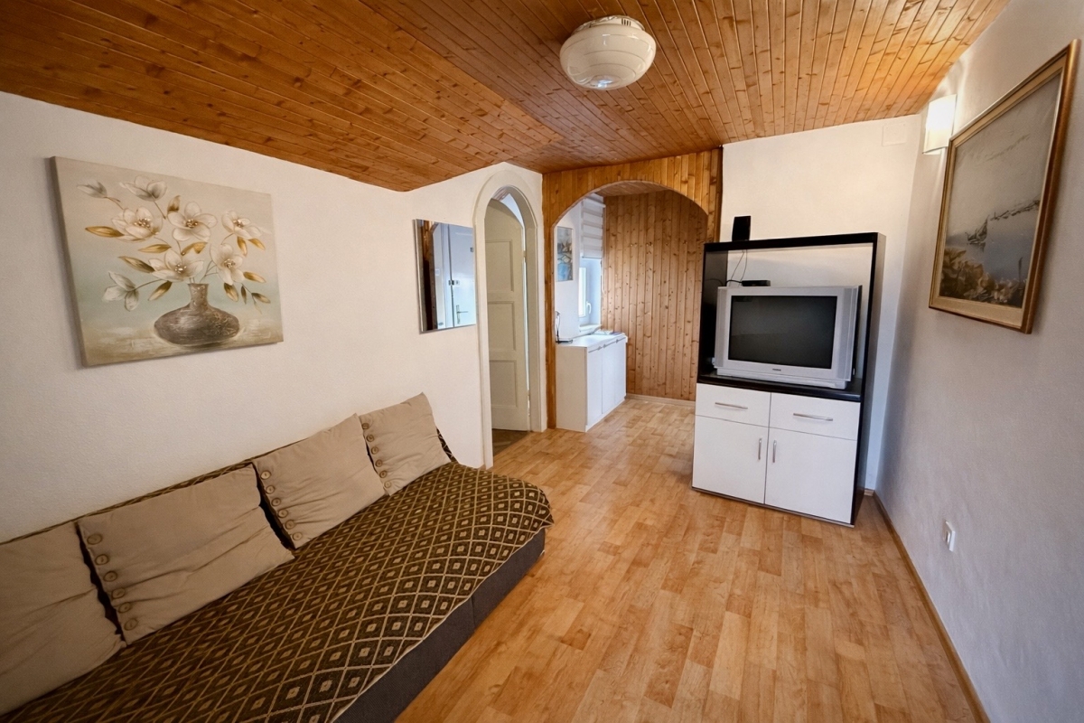 Luminoso appartamento con tre camere da letto e grande potenziale