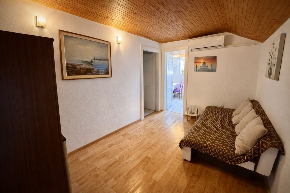 Luminoso appartamento con tre camere da letto e grande potenziale