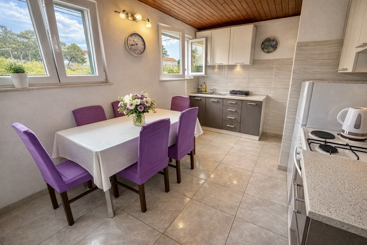 Luminoso appartamento con tre camere da letto e grande potenziale