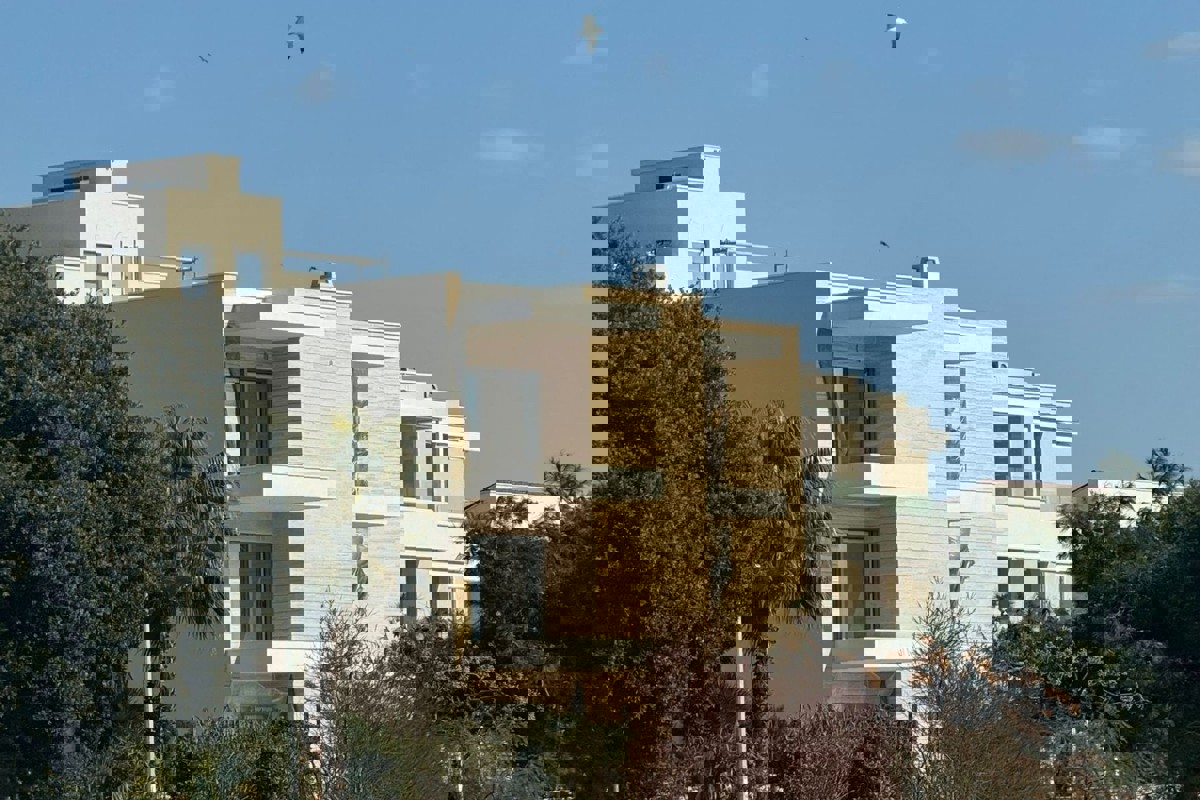 Moderno appartamento con due camere da letto in riva al mare