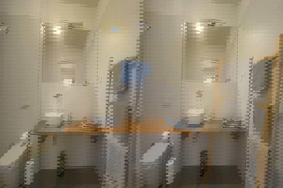 Moderno appartamento con due camere da letto, piscina privata e vista mare