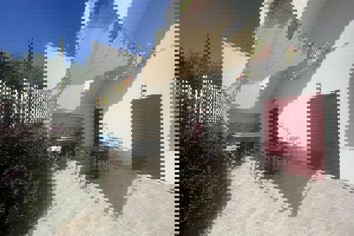 Moderno appartamento con due camere da letto, piscina privata e vista mare