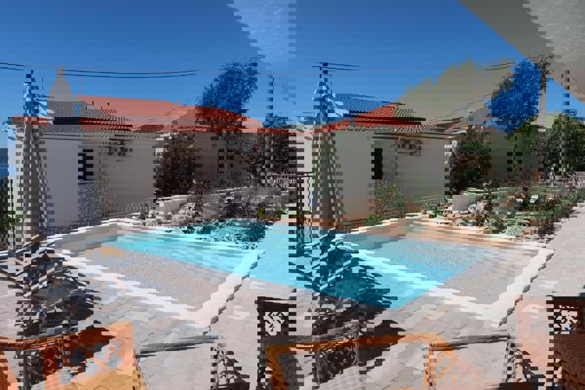 Moderno appartamento con due camere da letto, piscina privata e vista mare