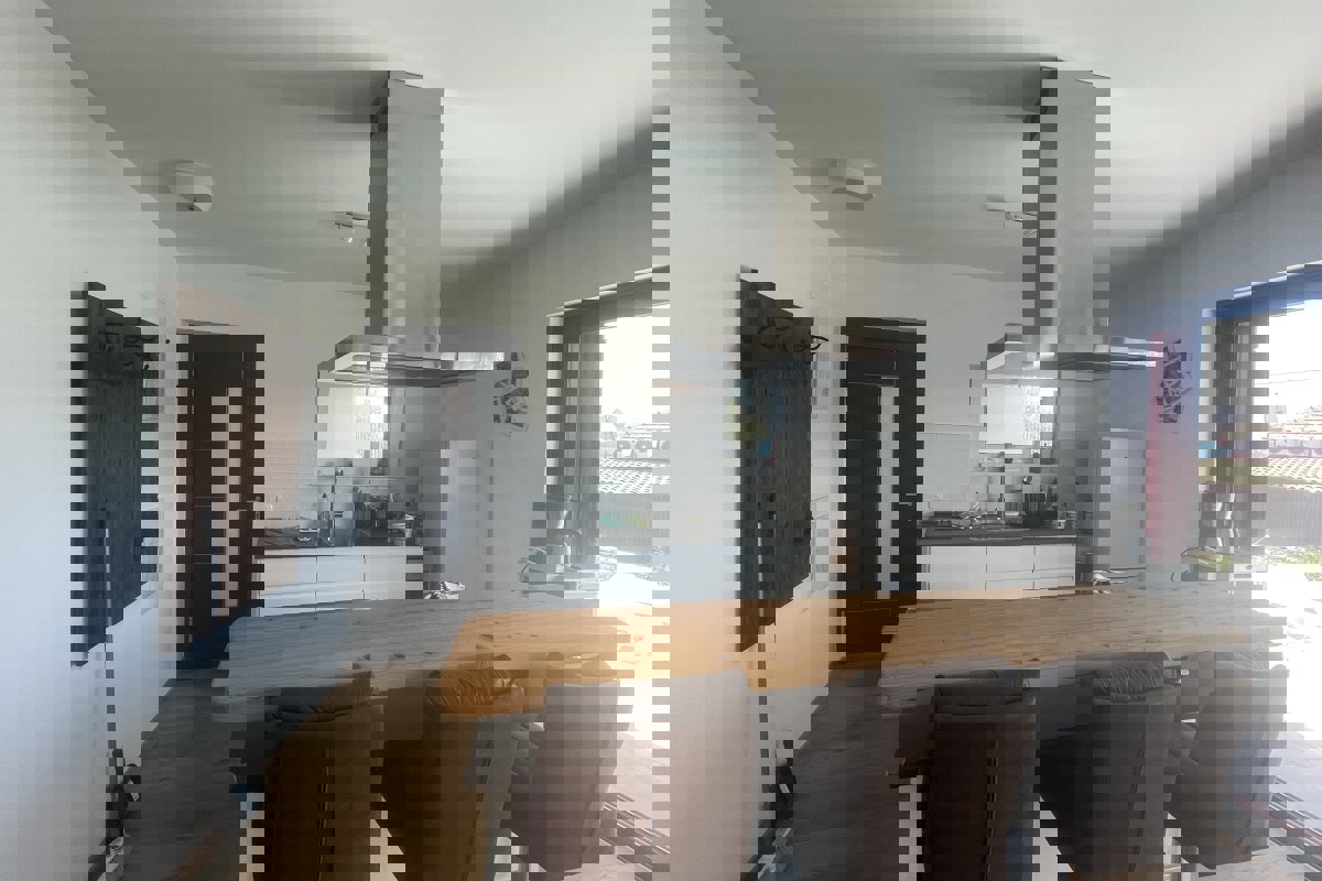 Moderno appartamento con due camere da letto, piscina privata e vista mare