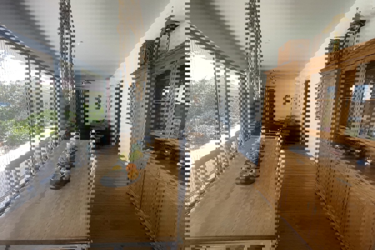 Moderno appartamento con due camere da letto, piscina privata e vista mare