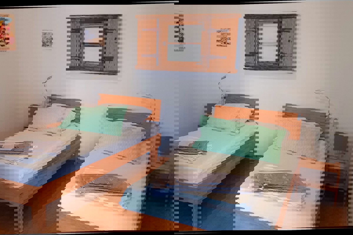 Moderno appartamento con due camere da letto, piscina privata e vista mare