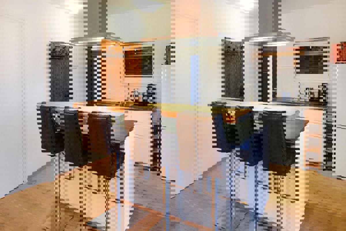 Moderno appartamento con due camere da letto, piscina privata e vista mare