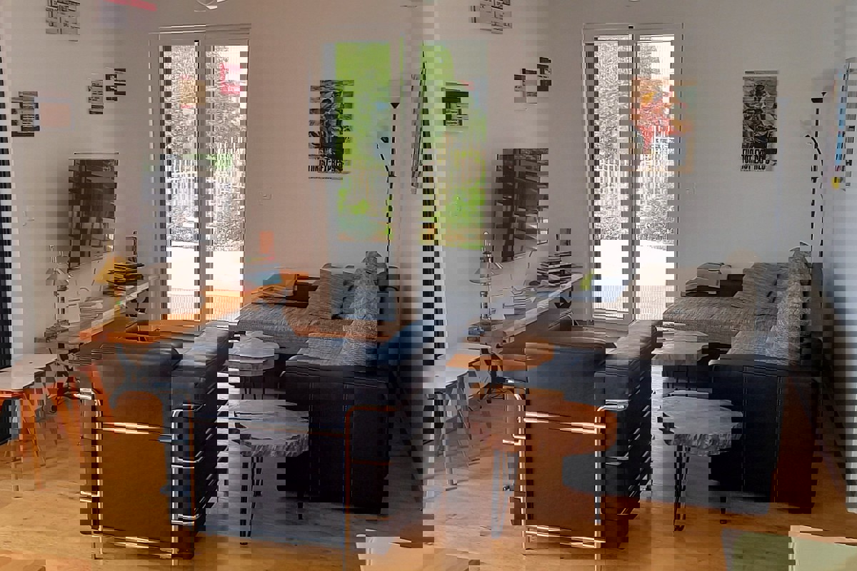 Moderno appartamento con due camere da letto, piscina privata e vista mare