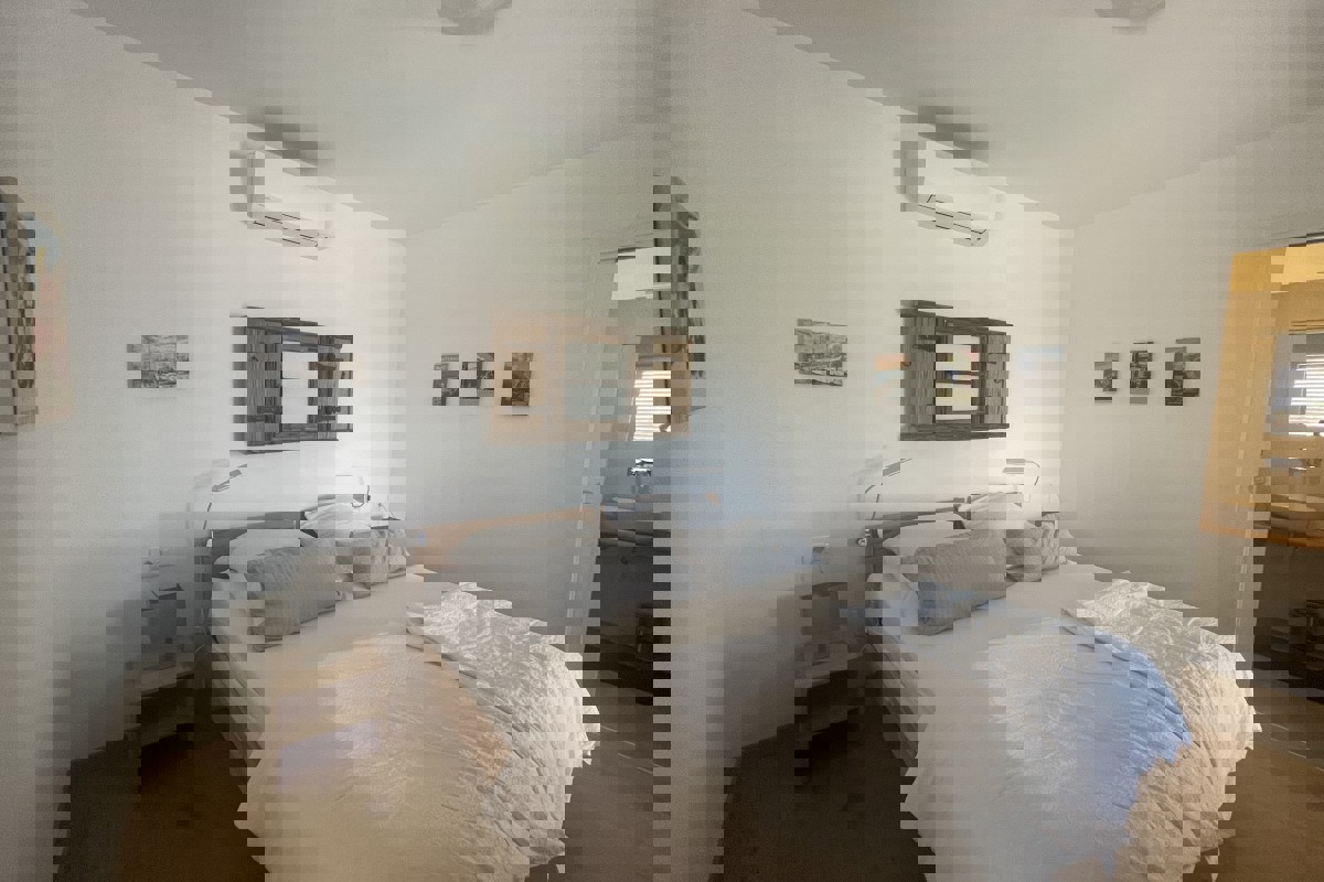 Moderno appartamento con due camere da letto, piscina privata e vista mare